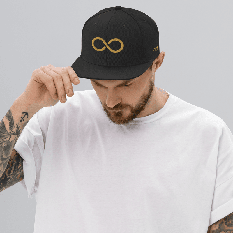 BONÉ INFINITY PRETO E DOURADO