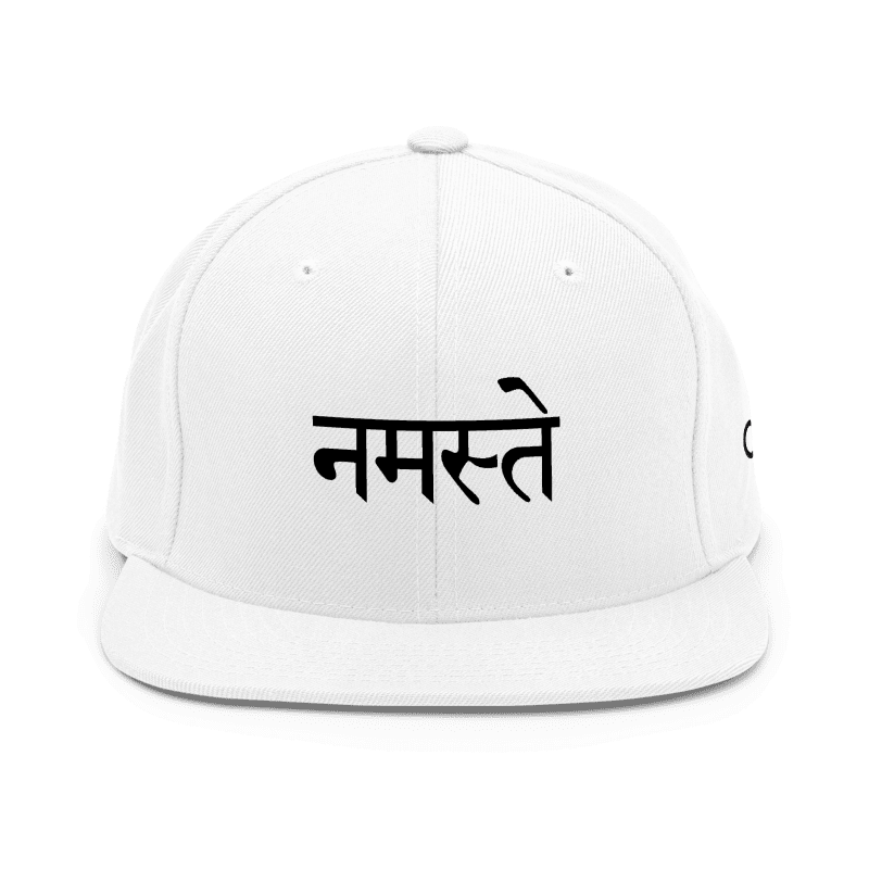 BONÉ NAMASTE SANSKRIT BRANCO E PRETO