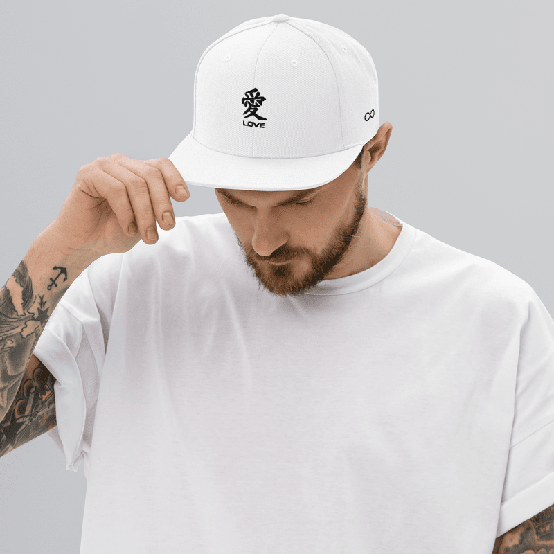 GORRA KANJI JAPONÉS LOVE BLANCA Y NEGRA