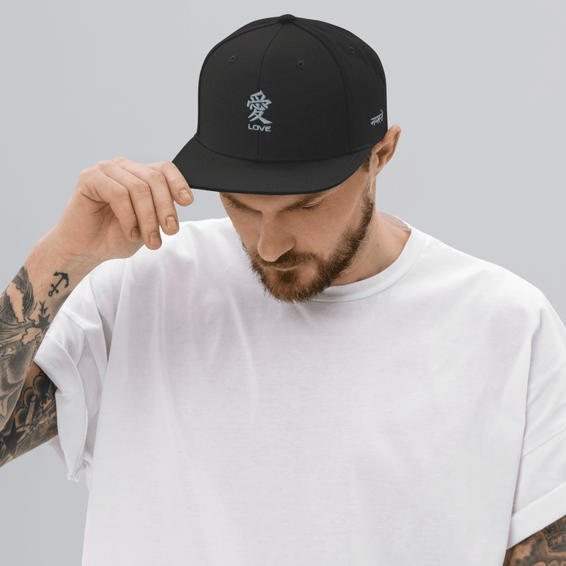 GORRA KANJI LOVE JAPONÉS BLANCA Y NEGRA