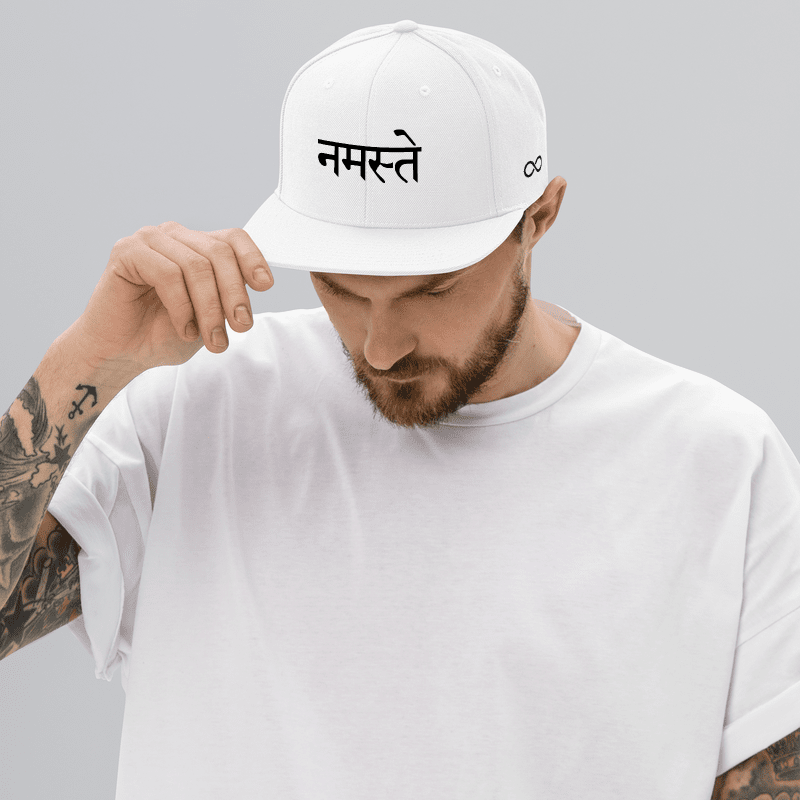 BONÉ NAMASTE SANSKRIT BRANCO E PRETO
