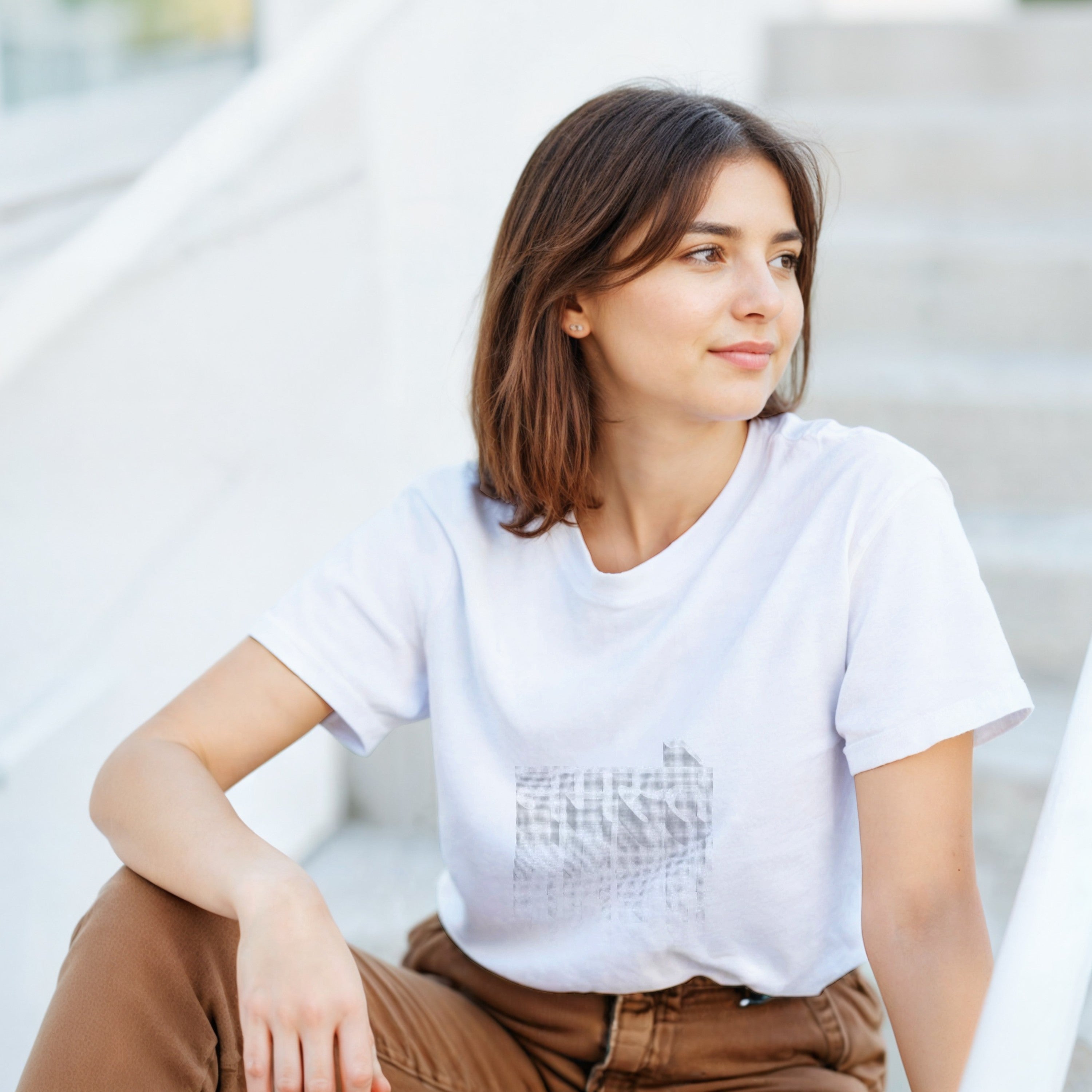 CAMISETA BLANCA Y GRIS NAMASTE SÁNSCRITO