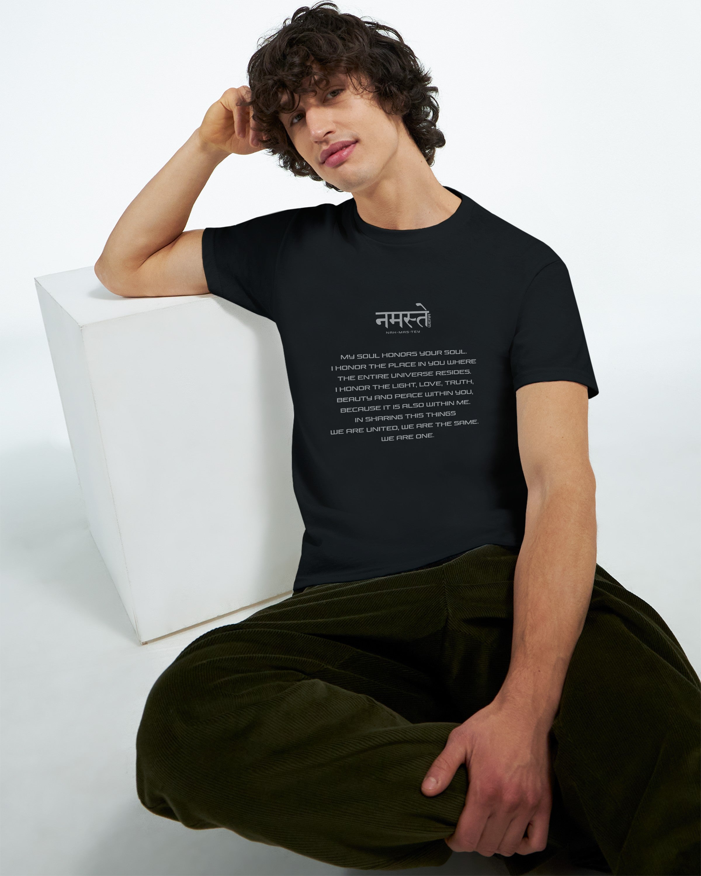 CAMISETA NAMASTE QUE SIGNIFICA PRETO E BRANCO