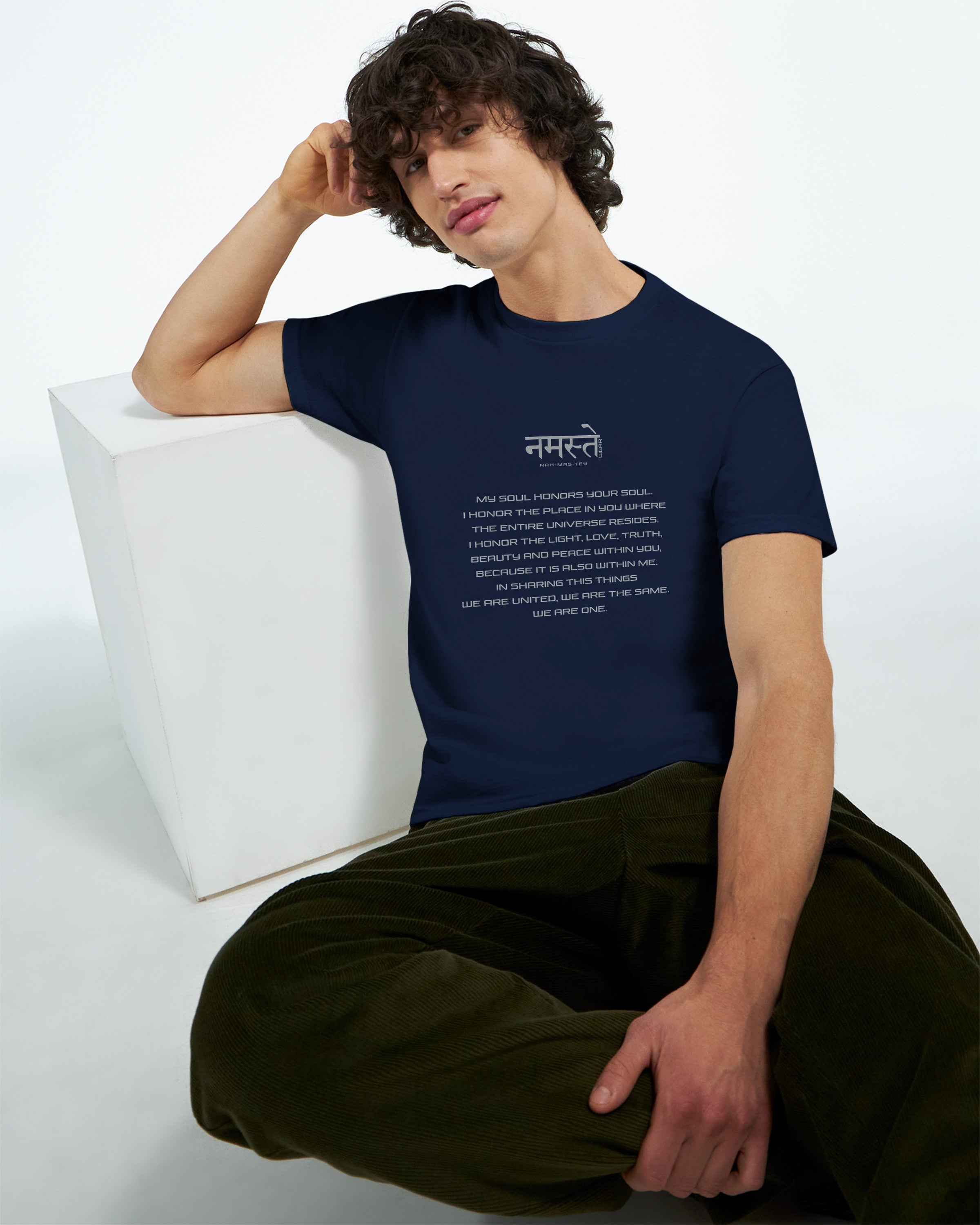 CAMISETA NAMASTE QUE SIGNIFICA PRETO E BRANCO