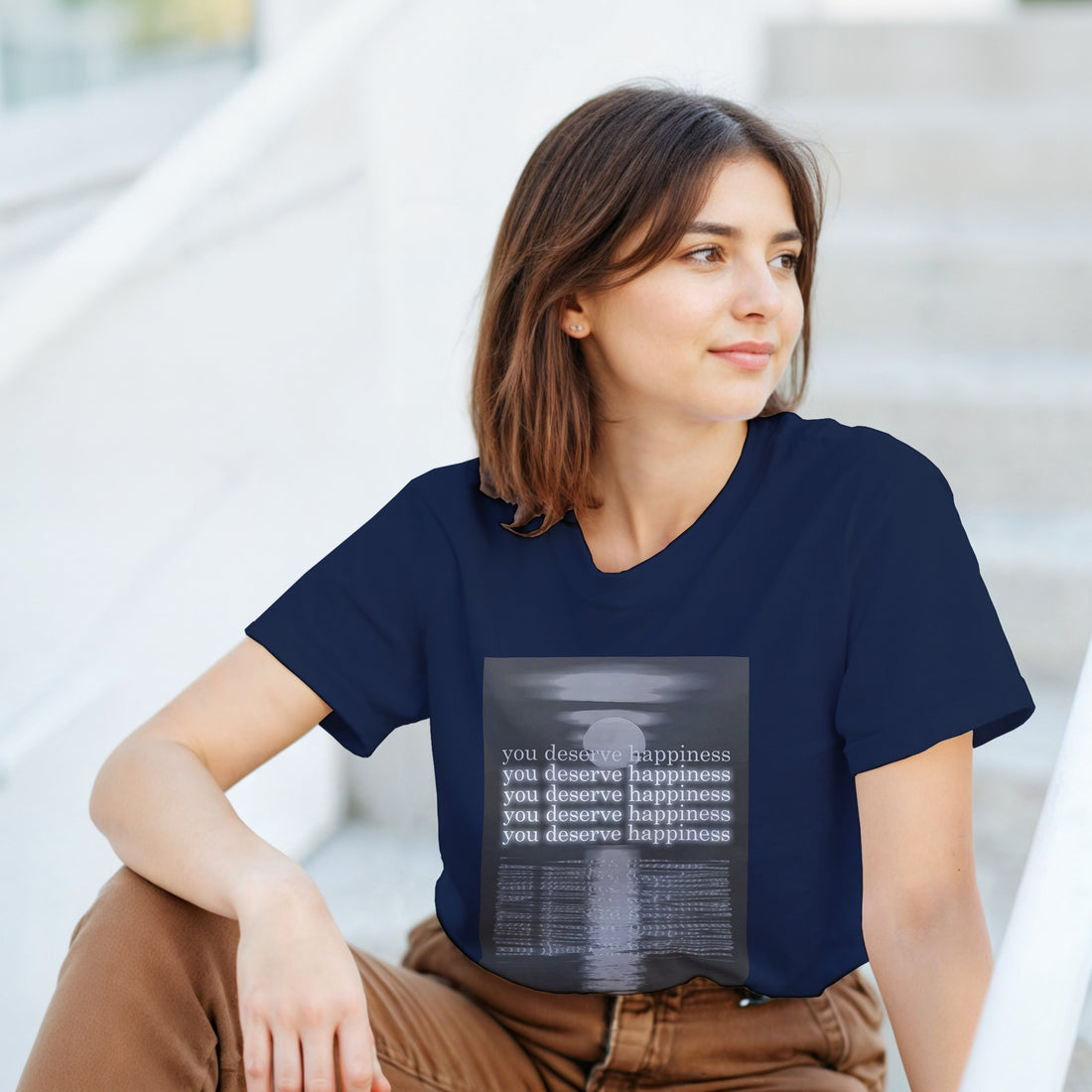 CAMISETA TE MERECES LA FELICIDAD BLANCA Y GRIS