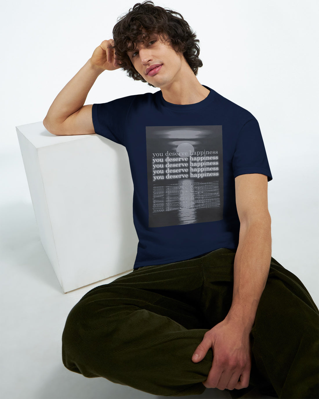 CAMISETA TE MERECES LA FELICIDAD BLANCA Y GRIS