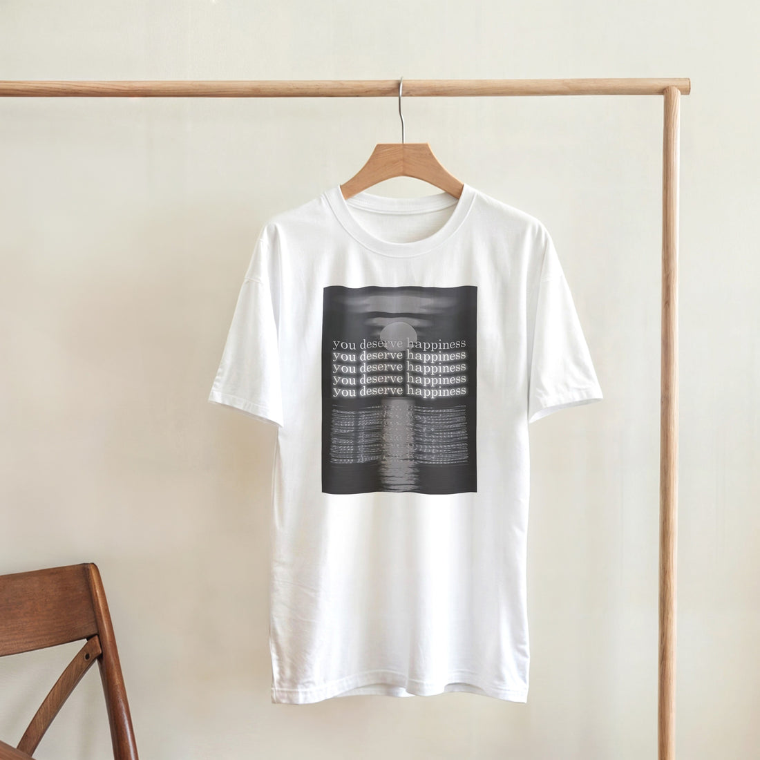 CAMISETA TE MERECES LA FELICIDAD BLANCA Y GRIS