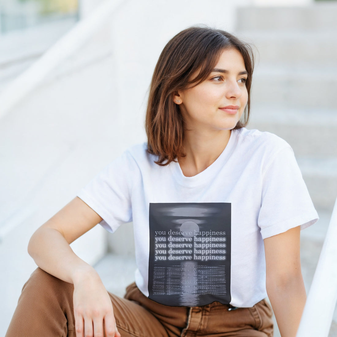CAMISETA TE MERECES LA FELICIDAD BLANCA Y GRIS