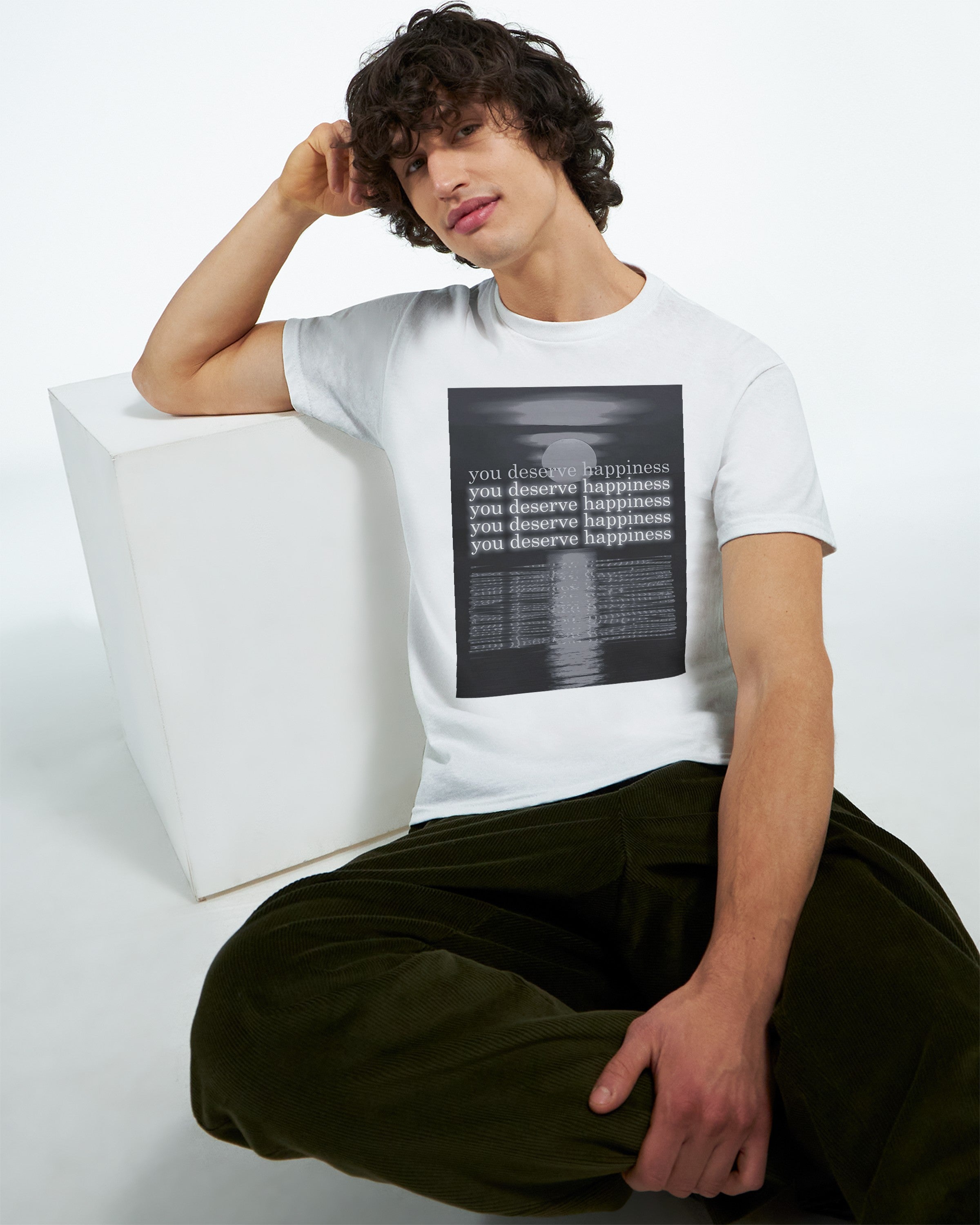 CAMISETA TE MERECES LA FELICIDAD BLANCA Y GRIS